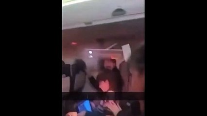 Vídeo: avião com 77 pessoas faz pouso de emergência e pega fogo no Canadá