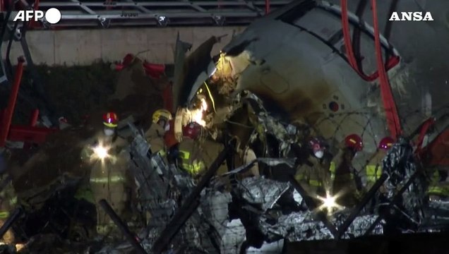 Schianto aereo in Corea del Sud, le squadre di soccorso ancora al lavoro