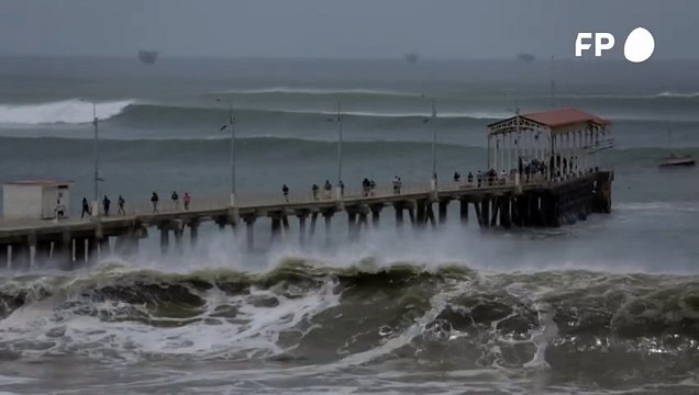 Ondas intensas atingem costas do Peru e do Equador