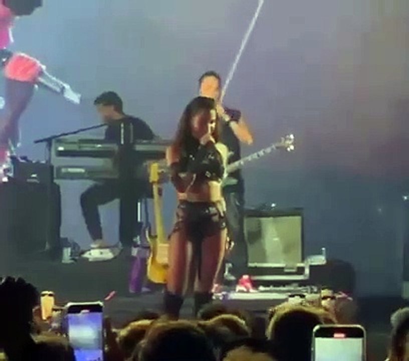 Anitta se irrita com fã em show: 'Você é insuportável'