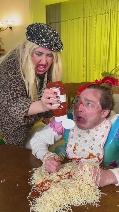 🍽️ Tu n'as pas fait la vaisselle ? Eh bien, mange sans assiettes ! 😜