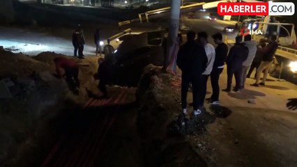 Otomobil Çukura Düştü, Vinçle Kurtarıldı