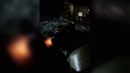 Arazi aracı dereye yuvarlandı! Üç kişi yaralandı