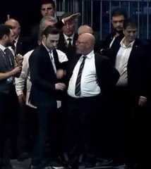 Seçimlerde hafızalara kazınan görüntü: Önce tokat attı, sonra öptü!