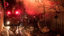 Beyoğlu'nda 3 katlı ahşap bina alevlere teslim oldu