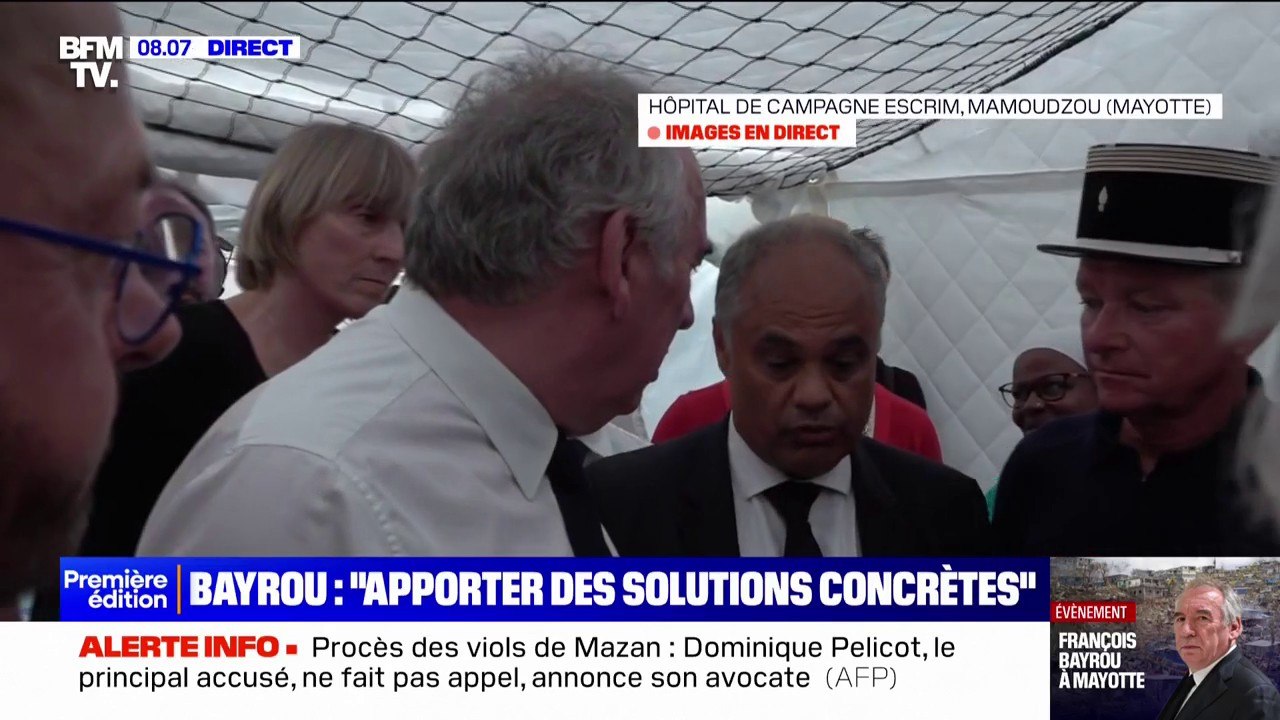 Mayotte: François Bayrou visite l'hôpital de campagne