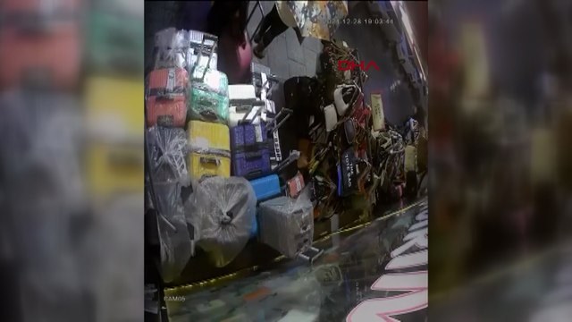 Sultangazi’de mağaza önündeki bavulu böyle çaldı