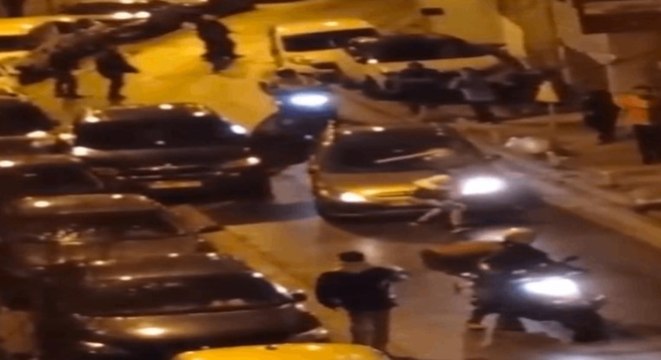 Kaza sonrası dövüldü: Elindeki sopayı sapladı