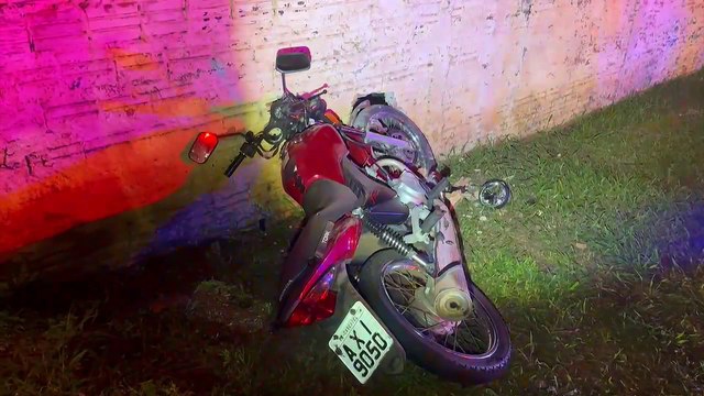 Grave acidente é registrado no Santa Cruz; Moto bate contra carro e quebra muro de residência
