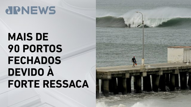 Ondas gigantes atingem litoral do Equador e Peru