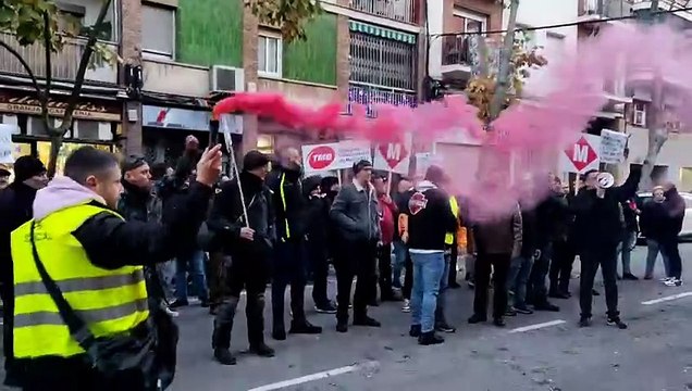 Decenas de vigilantes del metro se manifiestan para exigir mejoras laborales