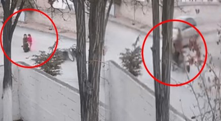 Kazada yola savrulan yaralı baba-kız birbirine sarıldı