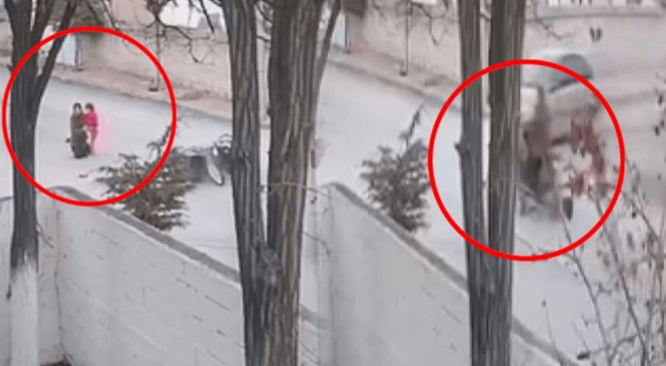 Kazada yola savrulan yaralı baba-kız birbirine sarıldı