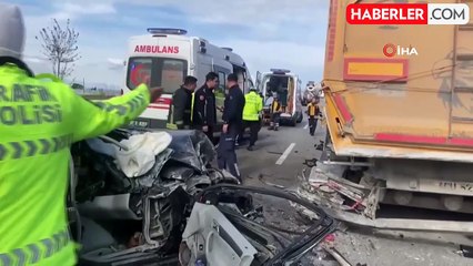 Antalya'da Tırla Çarpışan Otomobil Hurdaya Döndü: 3 Yaralı