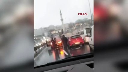 Köprü ortasında ‘yol verme’ kavgası! Otomobili tekmelediler