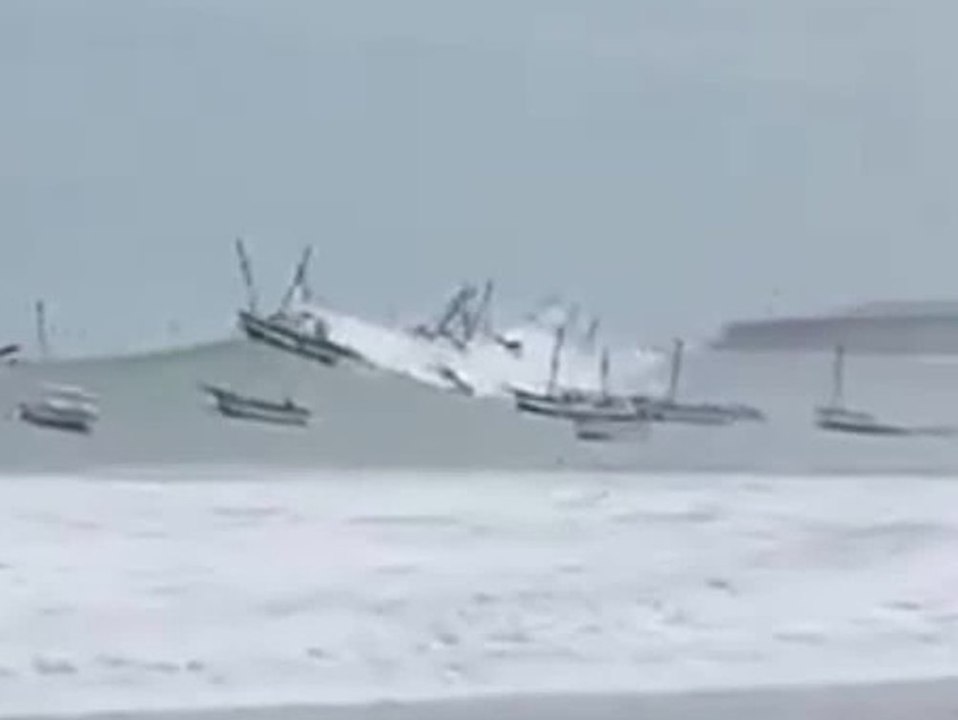 Zerstörte Schiffe und Überflutung: Tsunami wütet an Perus Küsten