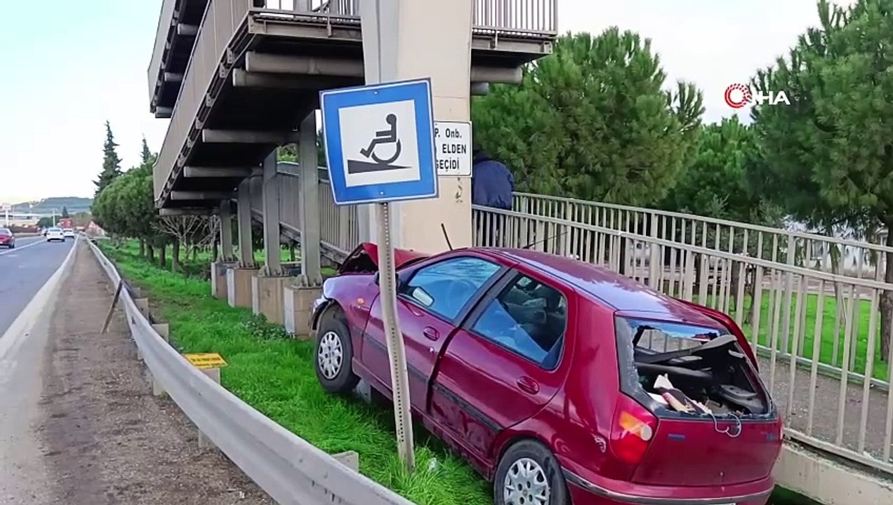 İzmir'de otomobil üst geçide çarptı: 1 ölü, 1 yaralı