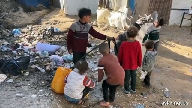 Fra gli sfollati di Gaza nelle tende dove i neonati muoiono di freddo