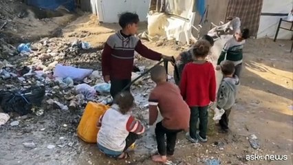 Fra gli sfollati di Gaza nelle tende dove i neonati muoiono di freddo