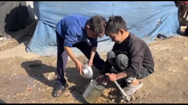 Fra gli sfollati di Gaza nelle tende dove i neonati muoiono di freddo