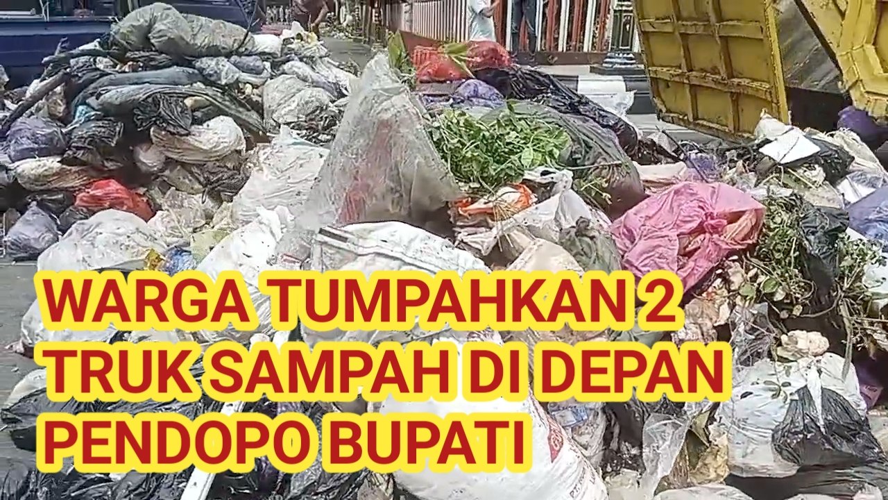 Warga Tumpahkan 2 Truk Sampah di Depan Pendopo Bupati
