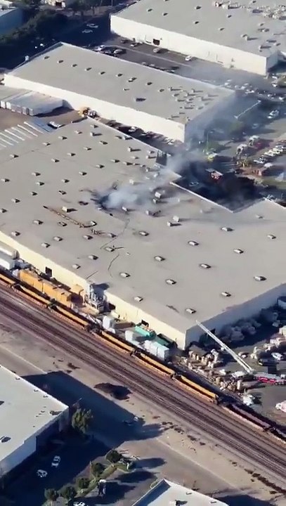 Video: Al menos un muerto al estrellarse una avioneta contra un almacén en California
