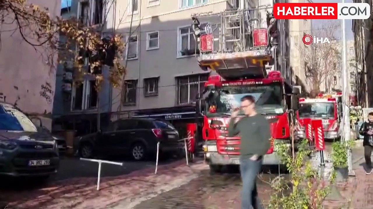 Beyoğlu'ndaki Otelde Yangın: Mahsur Kalan Kedi Kurtarıldı