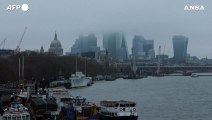 Londra avvolta dalla nebbia: aeroporti bloccati e ritardi nei voli