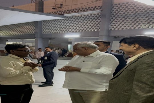 VIDEO: गांधीनगर : मुख्यमंत्री ने मुख्य बस अड्डे का किया औचक निरीक्षण