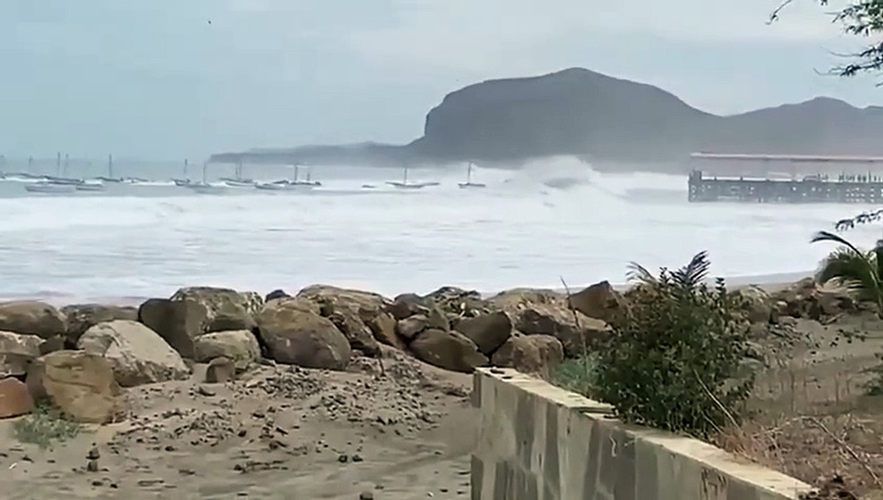 Une vague géante touche les côtes du Pérou