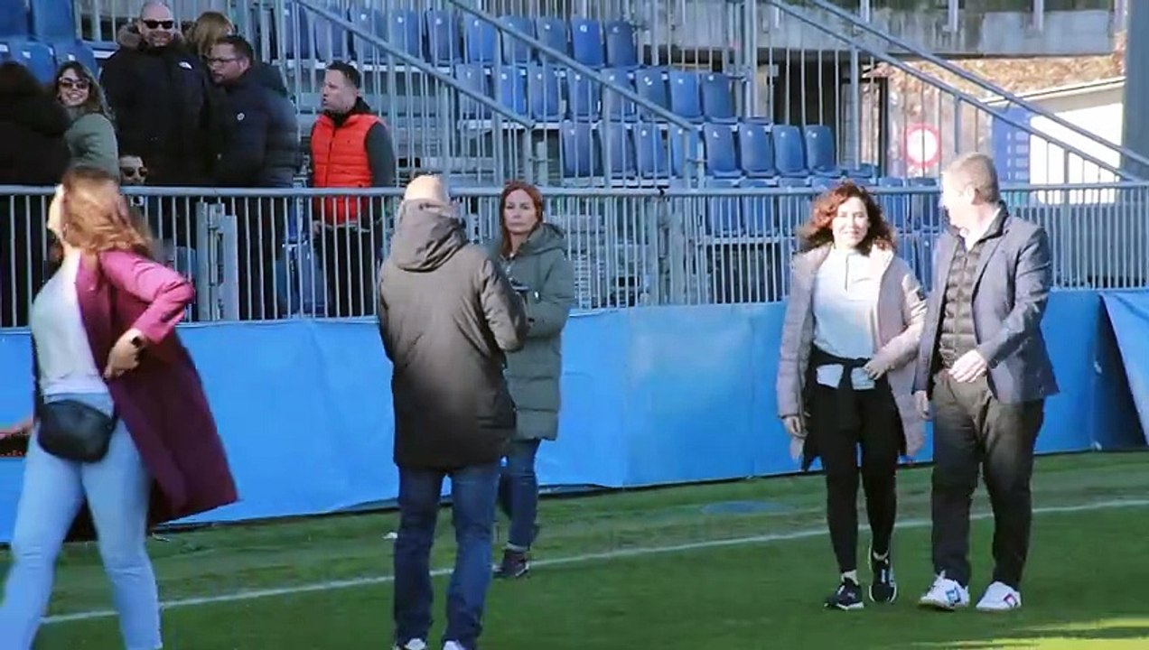 Isabel Díaz Ayuso llega al partido benéfico contra el cáncer y abraza a Ana Obregón en un emotivo gesto