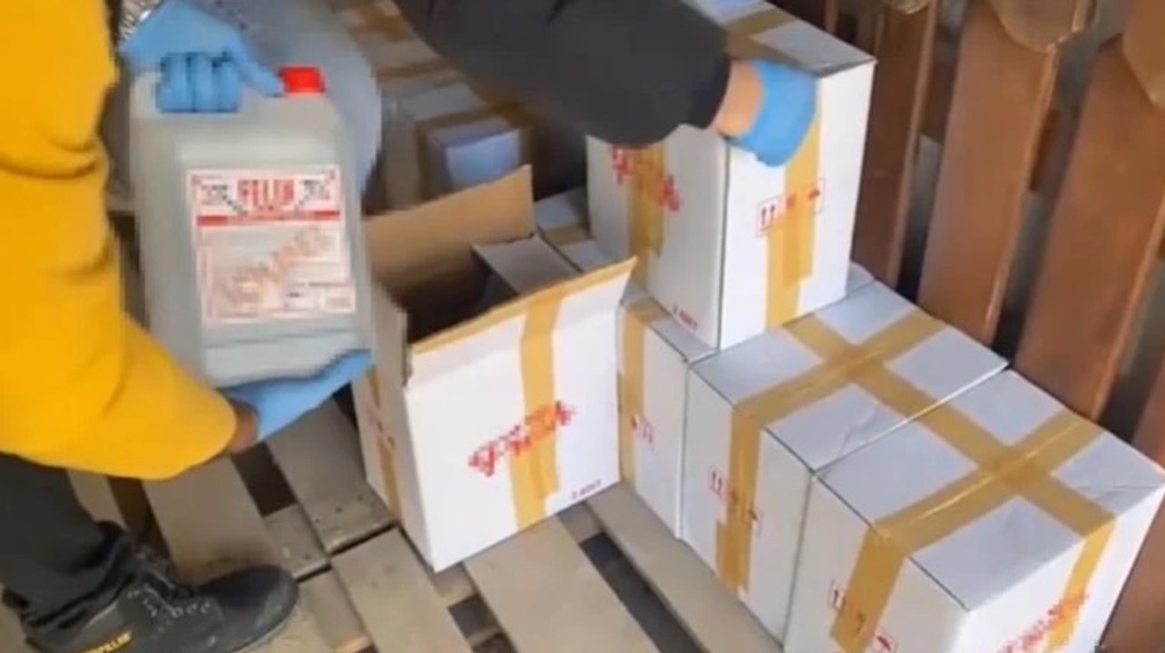 İzmir'de kaçakçılık operasyonu: Çok sayıda cinsel içerikli ürün ve etil alkol ele geçirildi