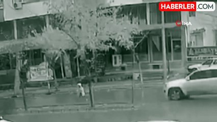 Küçük Kıza Otomobil Çarptı: Kaza Anı Kamerada