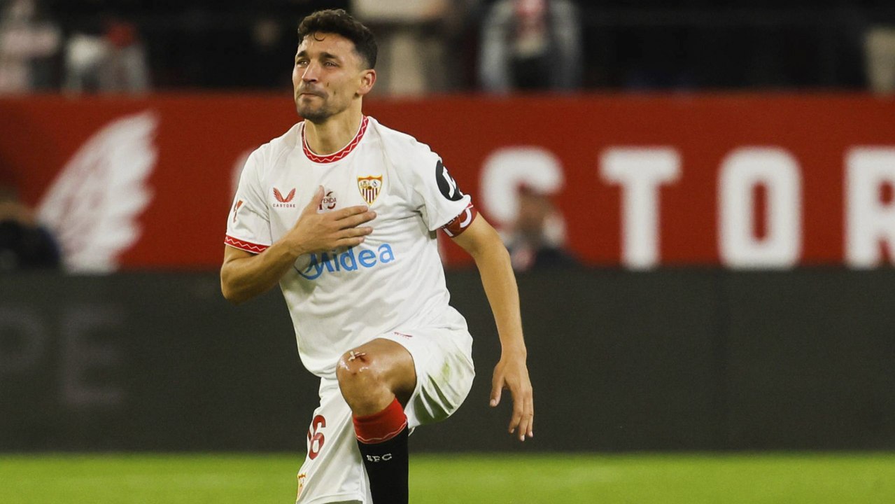 Jesús Navas recibe reconocimiento total de la afición al pisar el césped del Pizjuán