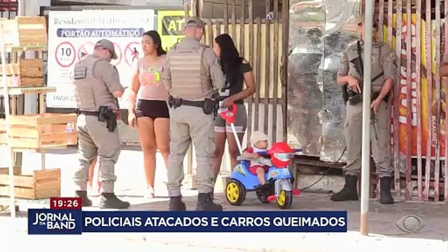 Policiais são atacados e carros queimados em Porto Alegre