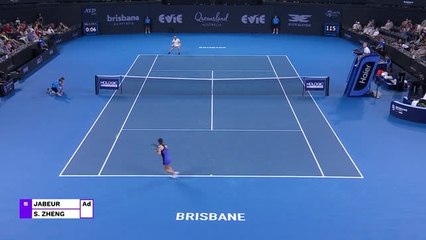 Brisbane - Jabeur écarte Zheng pour son retour à la compétition
