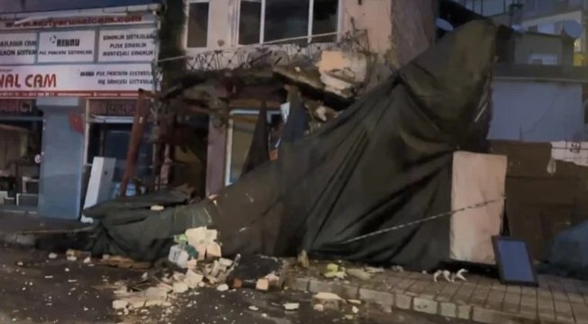 Sarıyer'de metruk binanın balkonu çöktü, iki otomobil altında kaldı