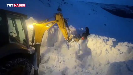 Şırnak'ta iş makinesinin üzerine çığ düştü