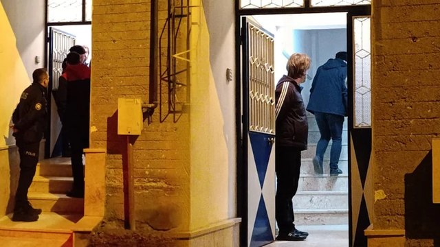 Yakalanacağını anlayan 'torbacı' polisle çatıştı