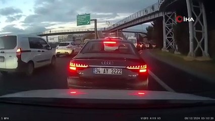 Trafikte ''emniyet şeridi'' magandası kamerada: Yol vermeyen araca defalarca çarptı