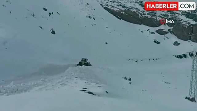 Şırnak'ta Çığ Düştü, Kepçe Operatörü Ölümden Döndü