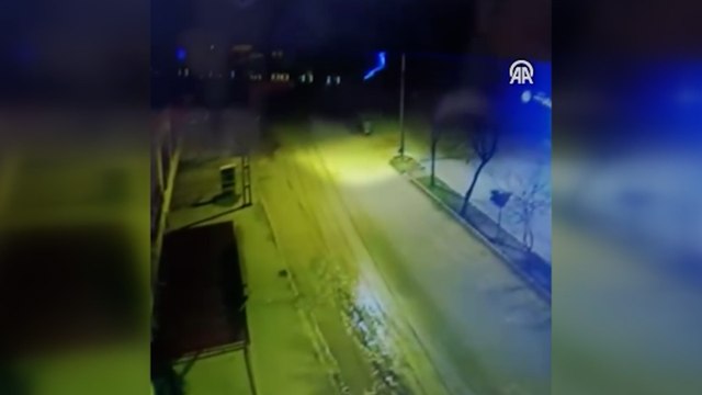 Önce park halindeki araca ardından trafoya çarptı