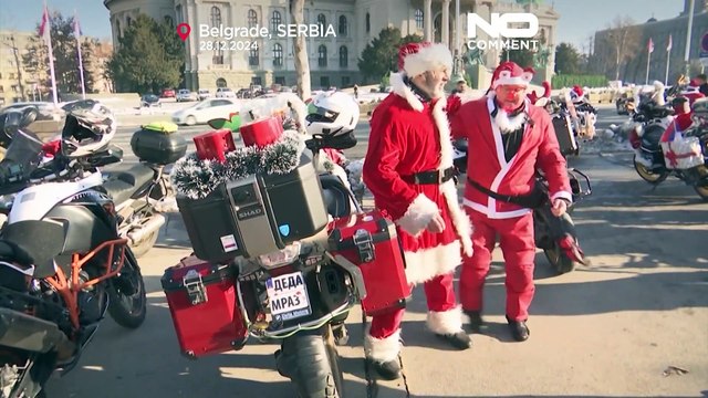 Centinaia di Babbi Natale in moto a Belgrado per i bambini disabili