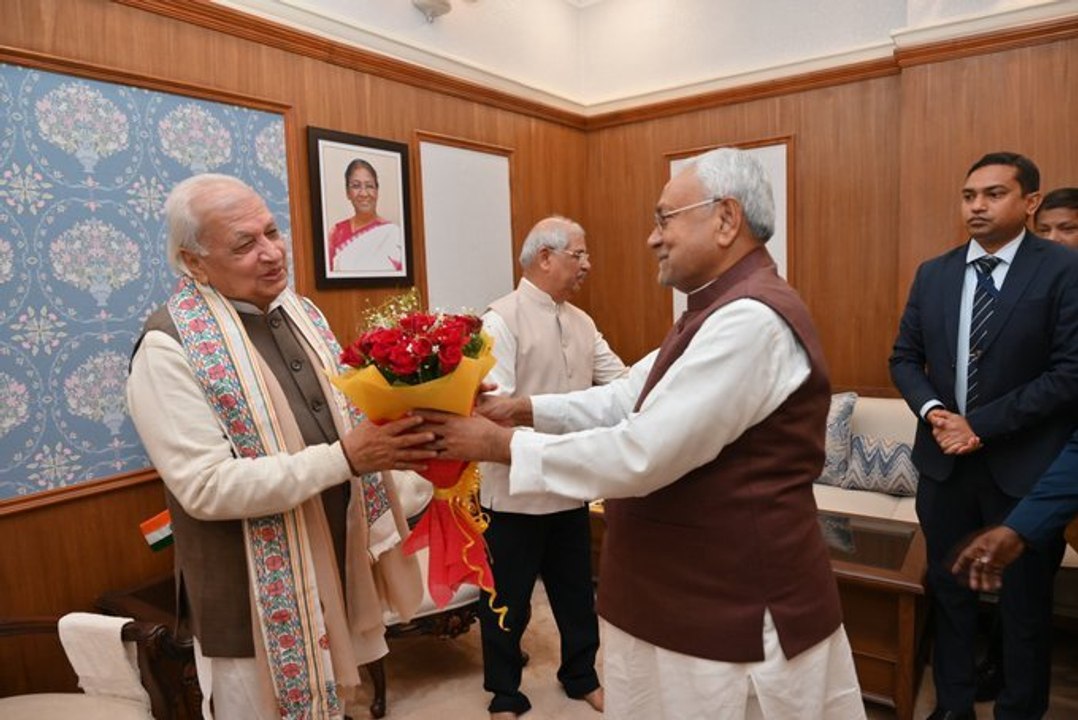 नए गवर्नर आरिफ मोहम्मद खान से मिलने राज भवन पहुंचे CM नीतीश कुमार