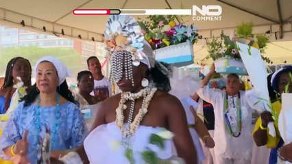 Gli afro-brasiliani rendono omaggio alla loro dea del mare per celebrare il nuovo anno