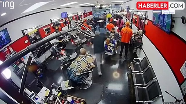 Kontrolden çıkan lüks otomobil berber dükkanına daldı