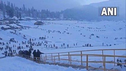 गुलमर्ग में पर्यटक स्कीइंग और एडवेंचर स्पोर्ट्स का उठा रहे हैं लुप्त