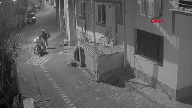 Düz kontak yöntemiyle motosiklet çaldılar! O anlar kamerada