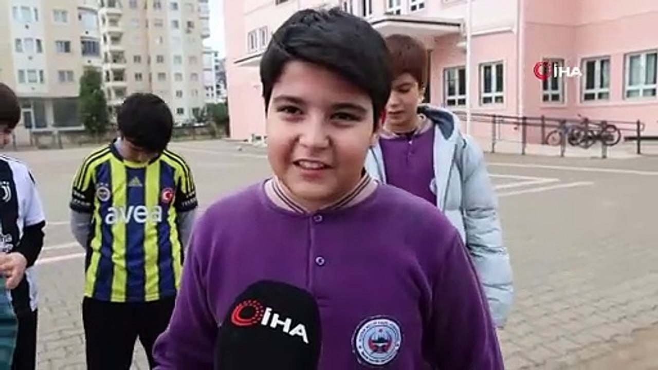 Okul bahçesine girdi, öğrencilerle top oynadı