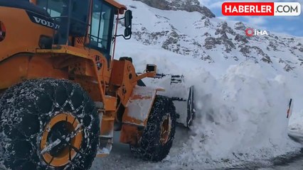 Bahçesaray'da Çığ Düşen Bölgelerin Temizliği Sürüyor